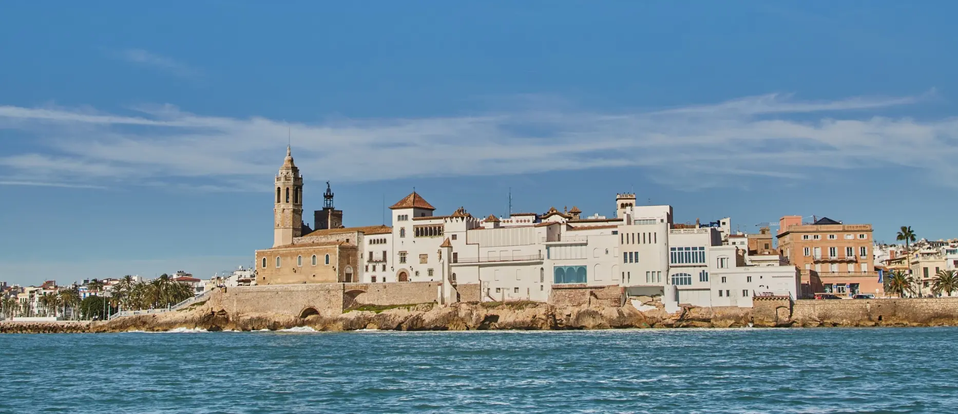 Vista panorámica de Sitges desde el mar