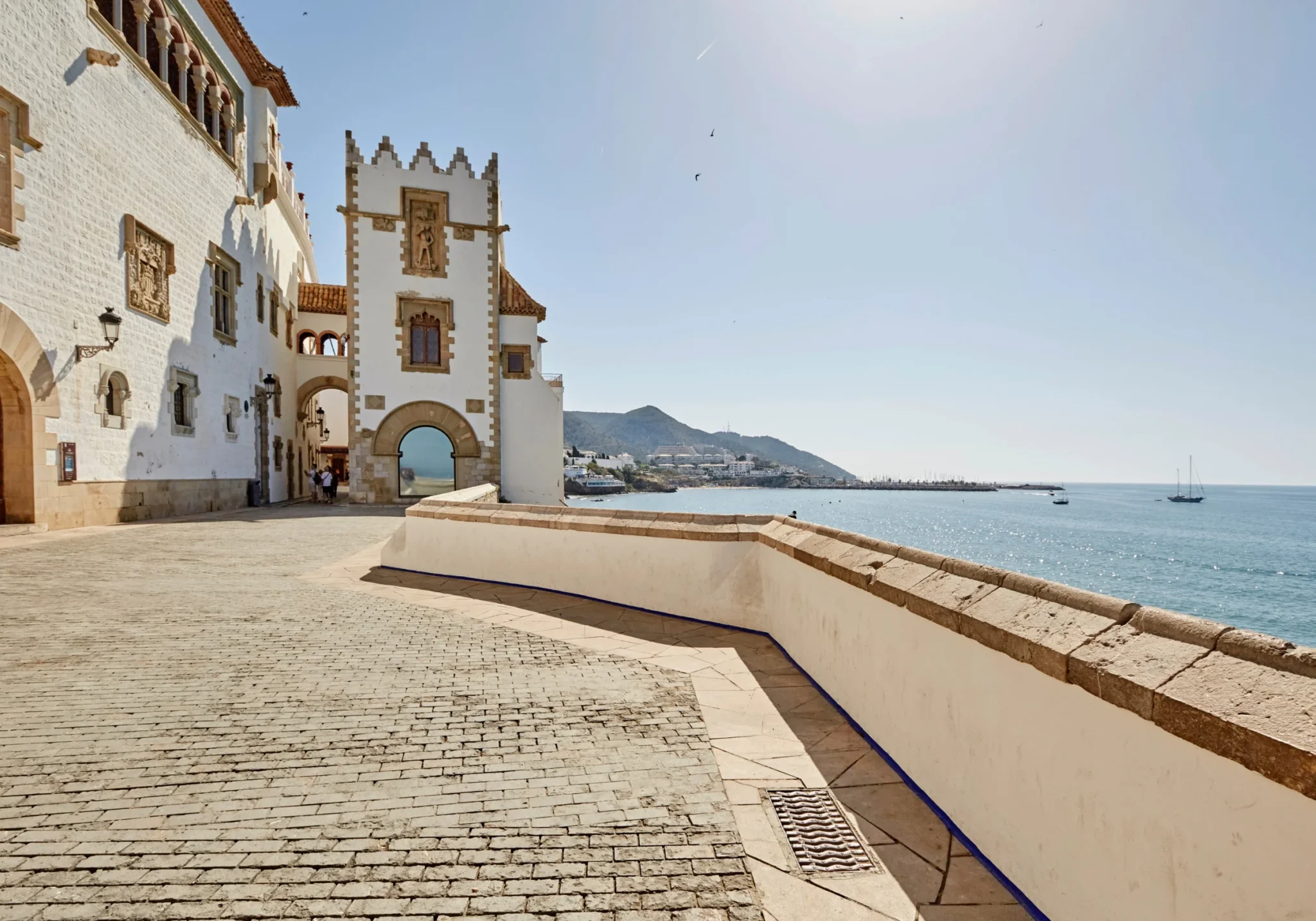 El Passeig de Ribera con la fachada del Palau Maricel y vistas al mar Mediterráneo